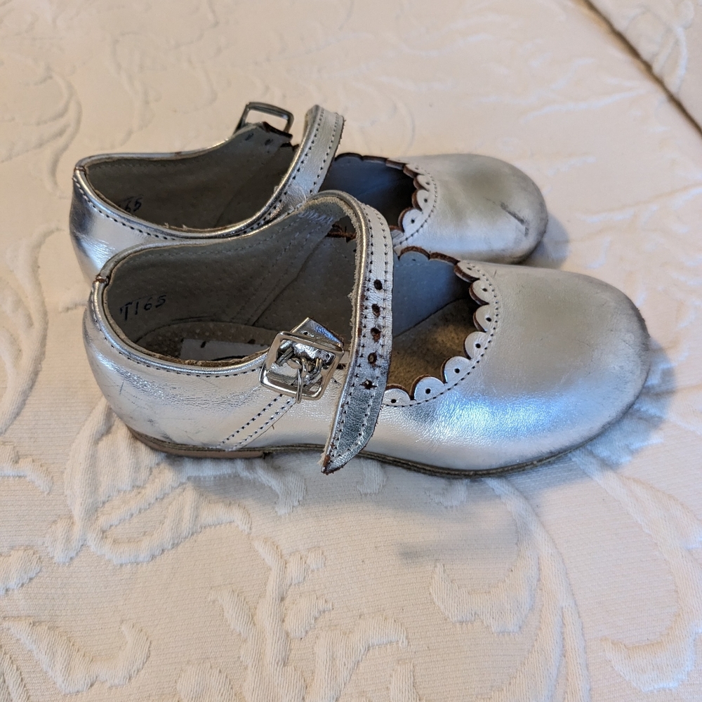 Silver Mary Jane scalloped Zimmerman kids shoes